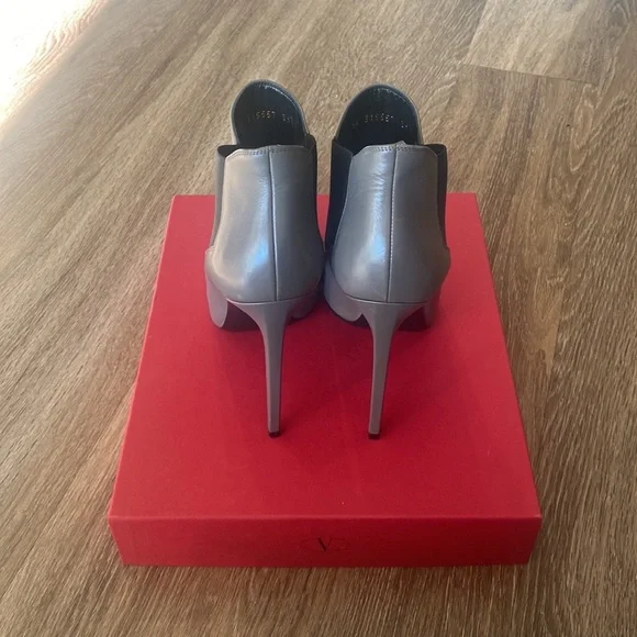 Saint Laurent Leather Ankle Boots 39.5 Authentic - Picture 3 of 10